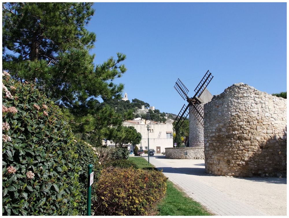 Allauch . Esplanade des moulins.