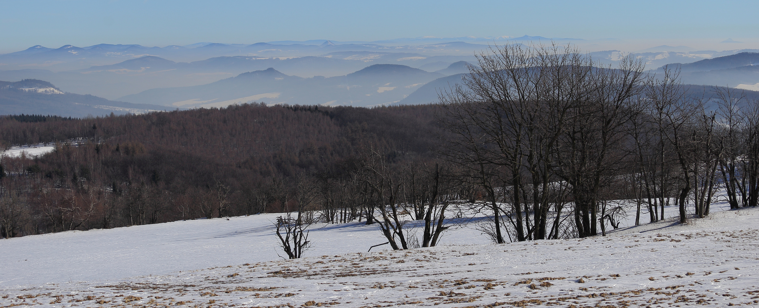 Alle fernen Berge bis zum Ralsko, der aus dem Nebel schaut...