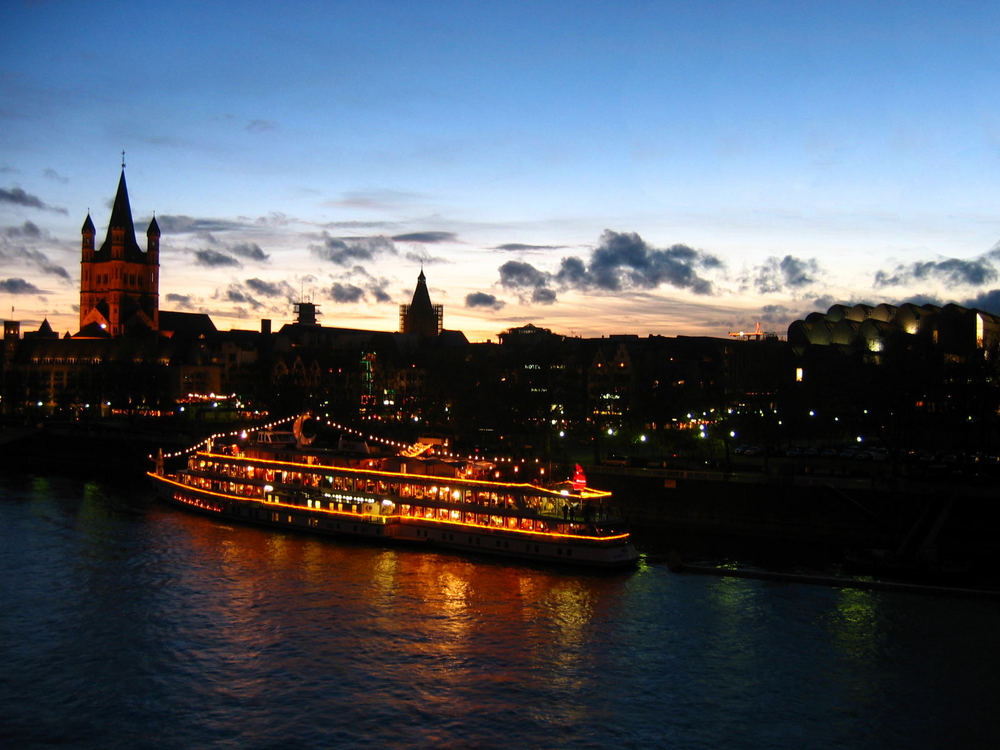 alle jahre wieder die kölner altstadt mit dem WeihnachtsmarktSchiff