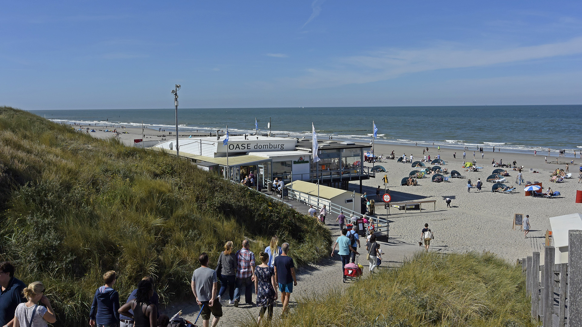 Alle strömen in die OASE am Strand von Domburg (Zeeland, NL)