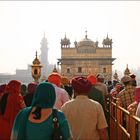 alle strömen zum Goldenen Tempel von Amritsar