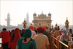 alle strömen zum Goldenen Tempel von Amritsar