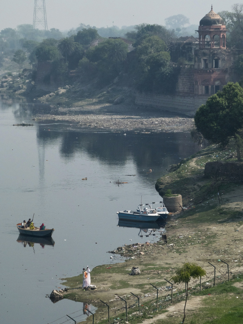 Alle terga del Taj