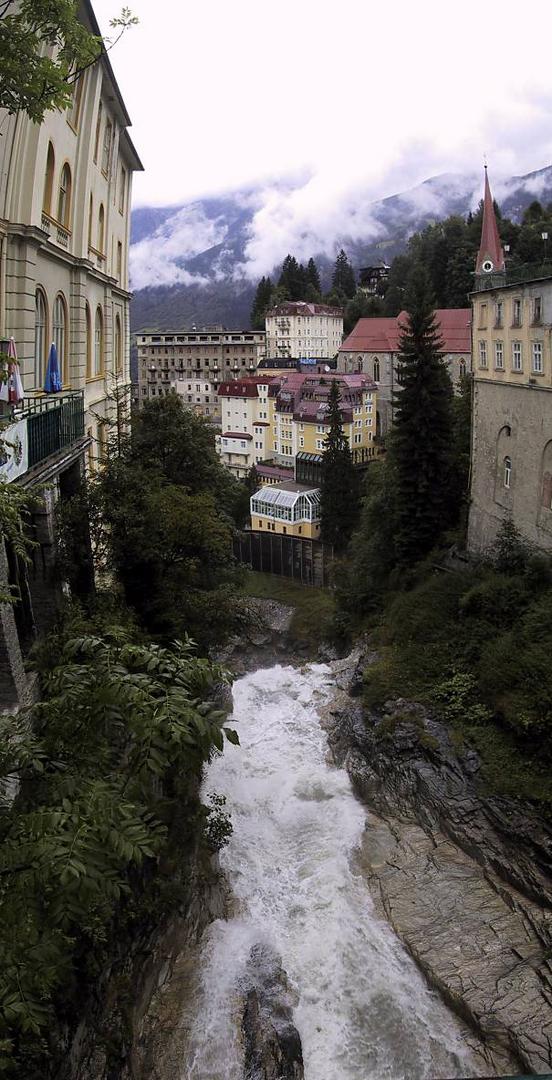 Alle wollen am Wasser wohnen. (Wasserfall in Badgastein) Blick nach unten.