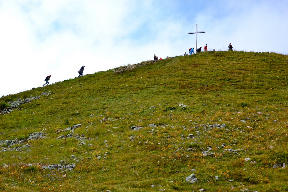 Alle wollen zum Gipfelkreuz des Diedamskopfs, wir auch…,