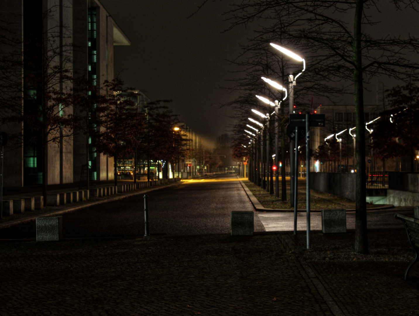 Allee der Volksvertreter bei Nacht ...