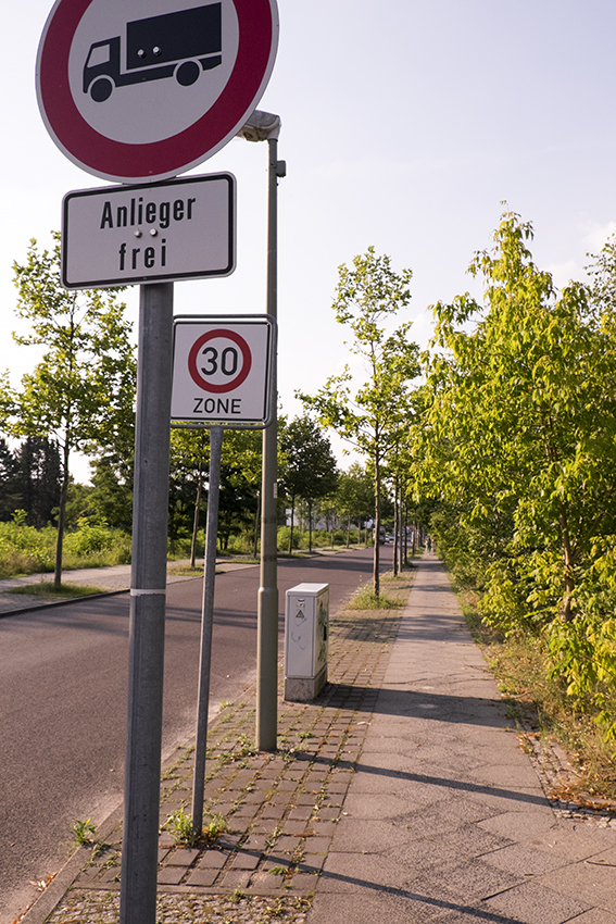 Allee mit Schild