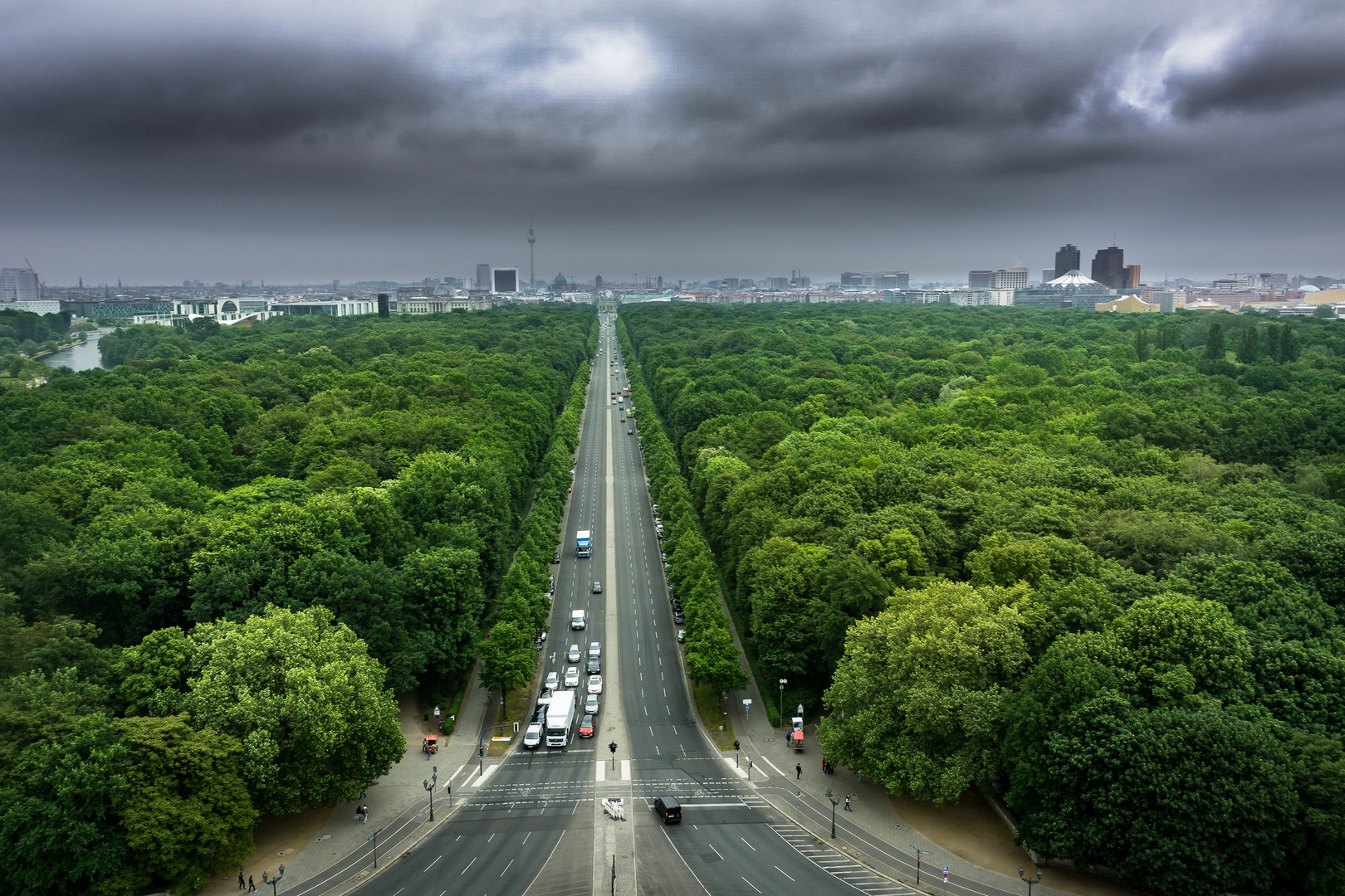 Allee mitten in Berlin