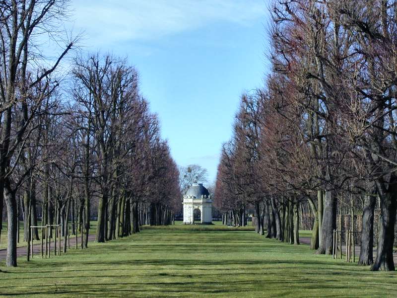 Allee zum Pavillon