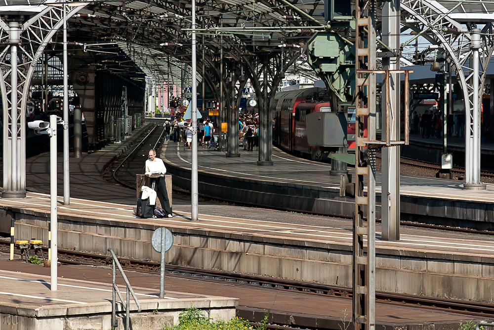 allein am bahnhof