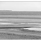 - allein am Strand unterwegs -