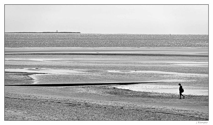 - allein am Strand unterwegs -