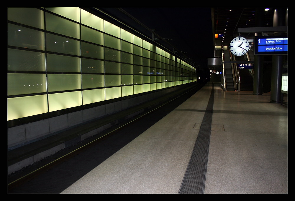 Allein auf dem Bahnhof