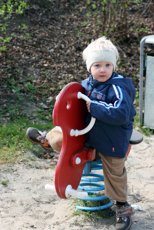 Allein auf dem Kinderspielplatz von Pierre Hassemeier