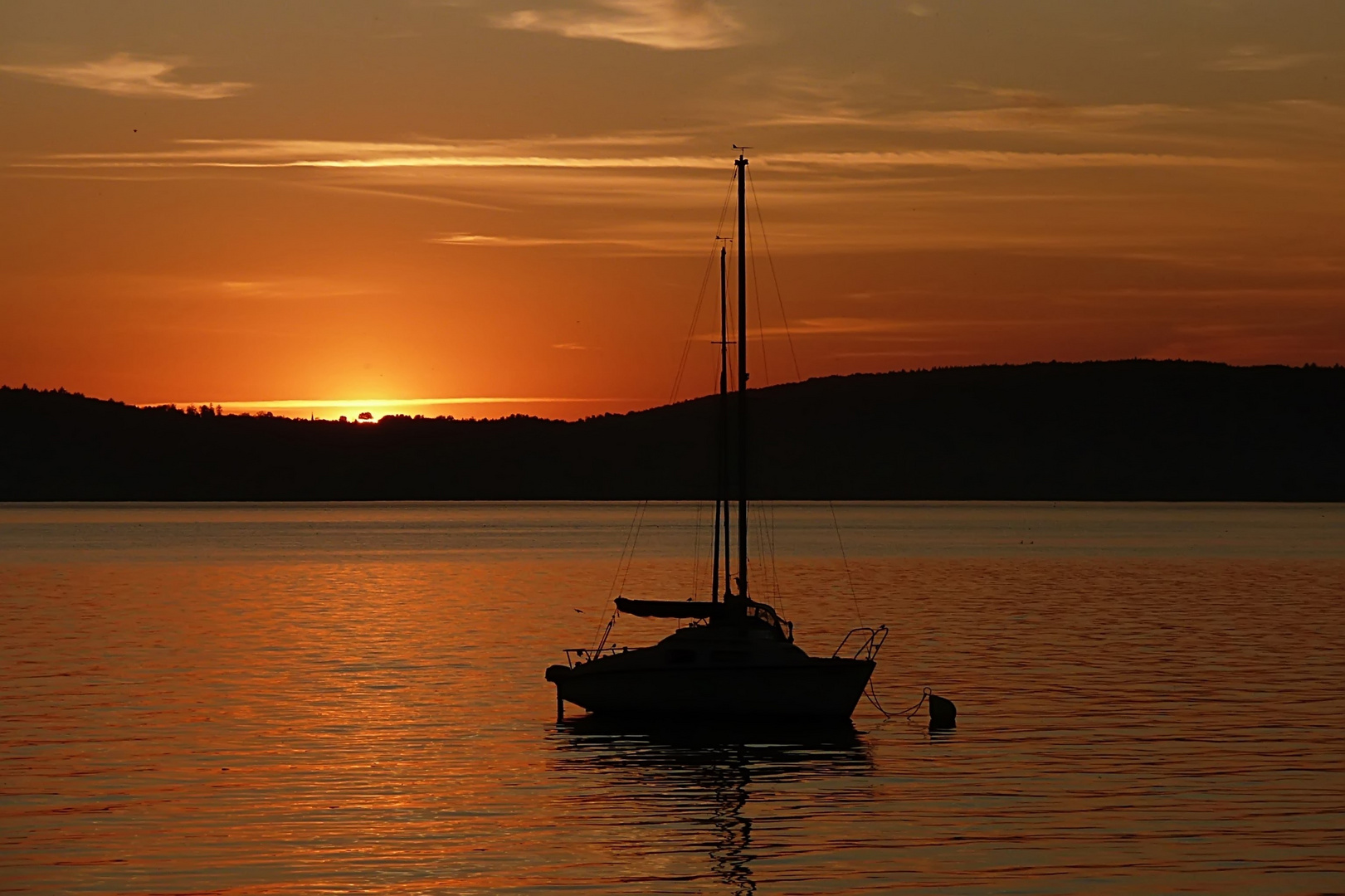 allein auf See bei Sonnenuntergang