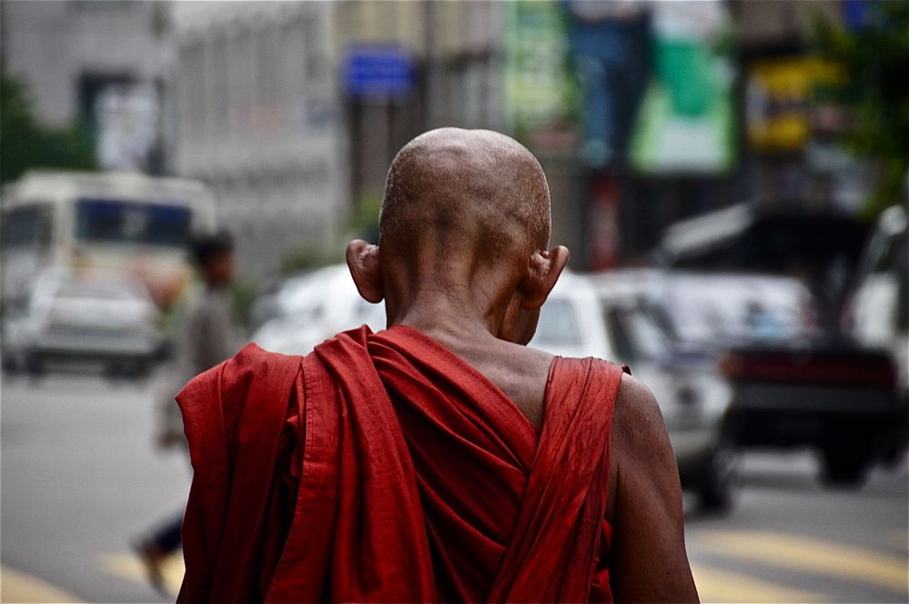 allein gegen den strom, yangon, burma 2011