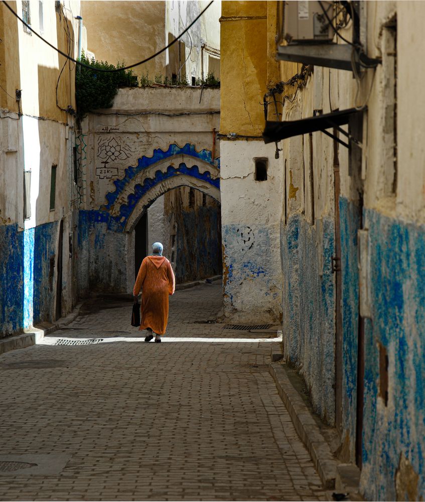 Allein in den Gassen der Medina von Fes