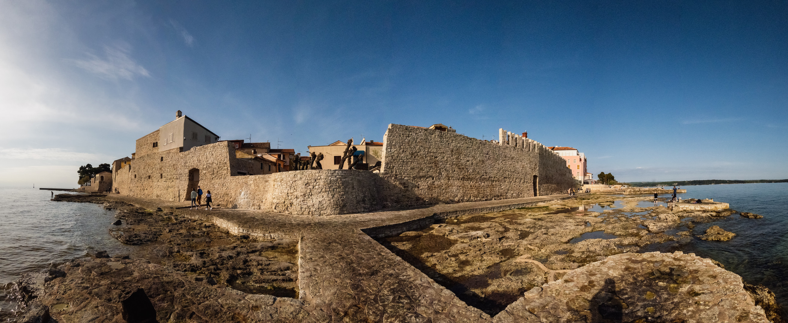 Allein vor der Stadtmauer (fast allein) von Novigrad