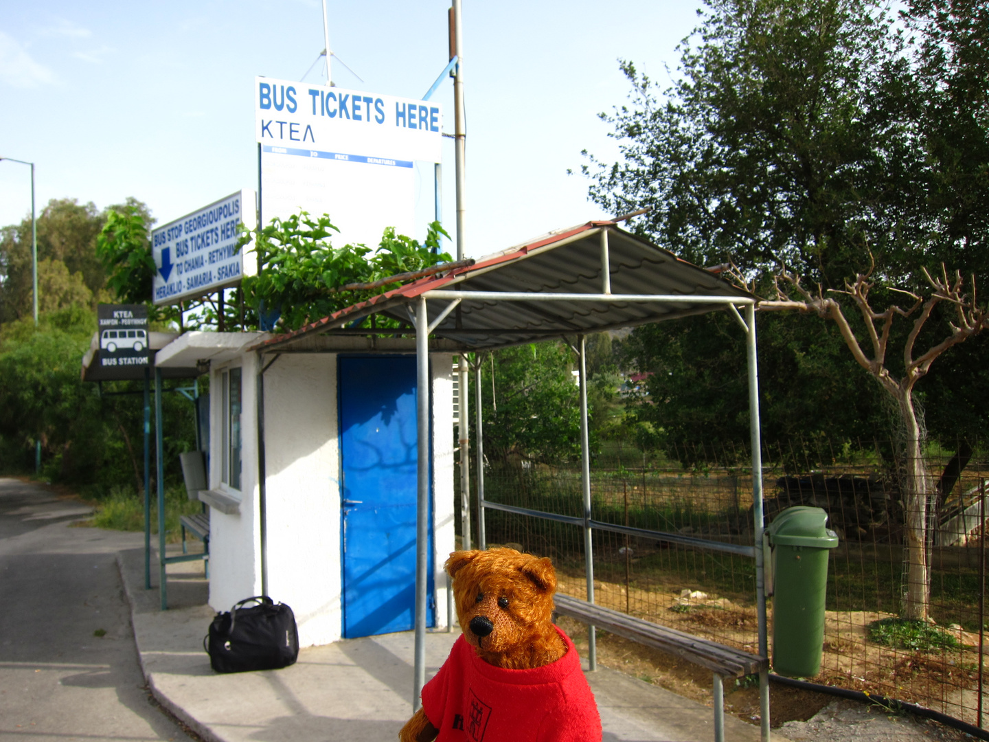 Allein warten auf den Bus ist doof!