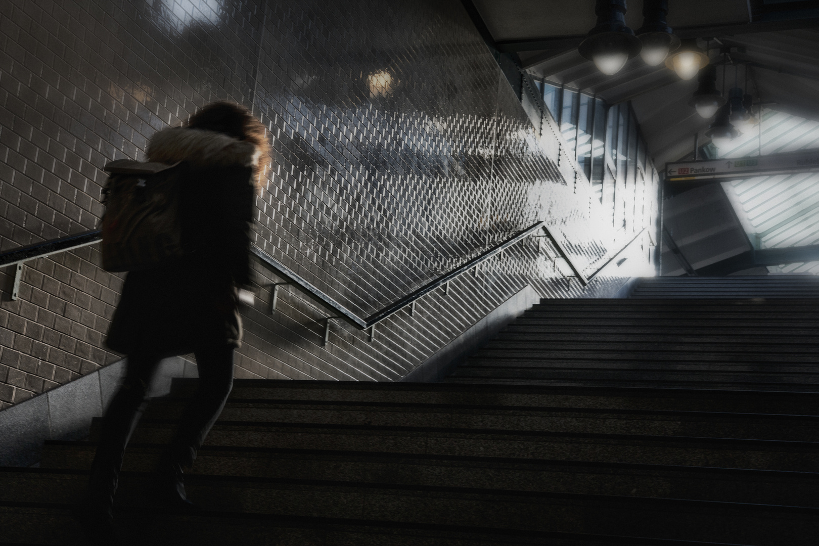 Alleine im dunklen Bahnhof