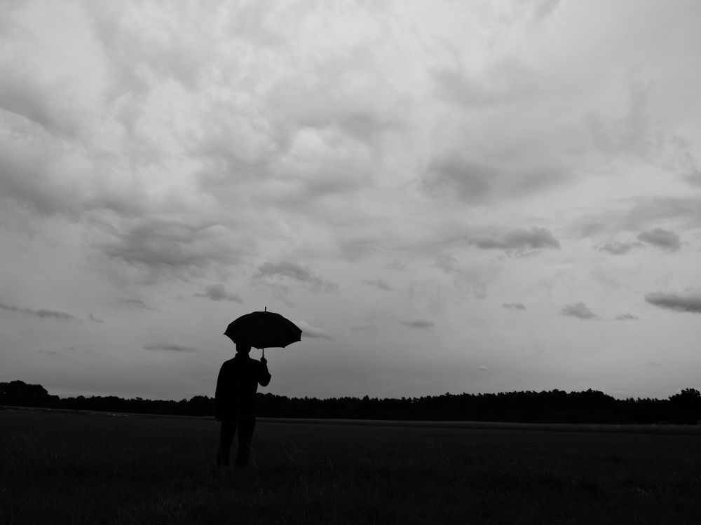 Alleine im  Regen  stehen gelassen Foto Bild regen  