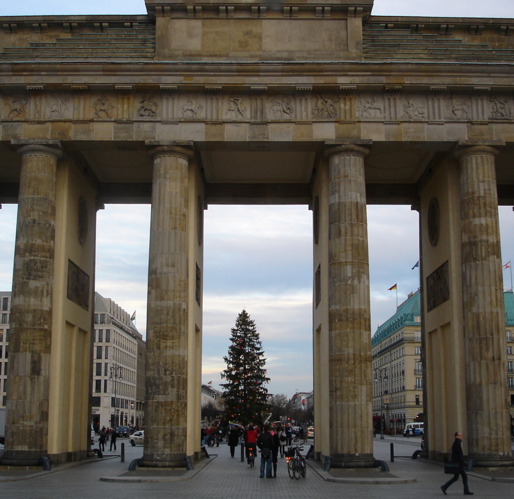 allen ein besinnliches und frohes weihnachten und kommt gut ins neue jahr :-)