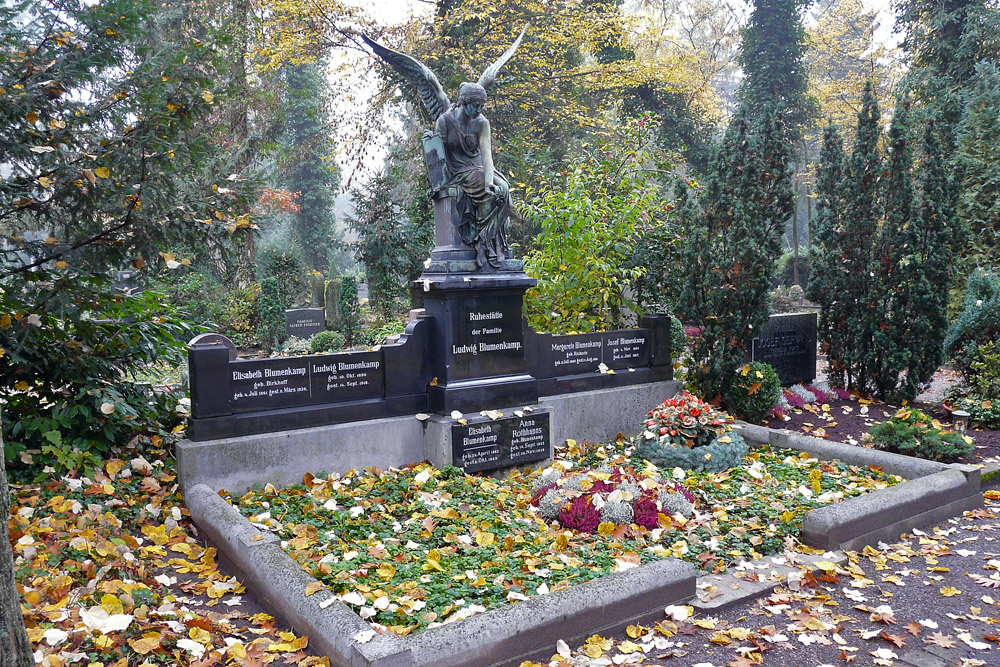 Allerheiligen - Herbststimmung auf dem Hauptfriedhof Neuss