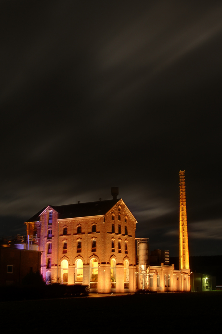 Allersheim bei Nacht, hier wird Bier gemacht.