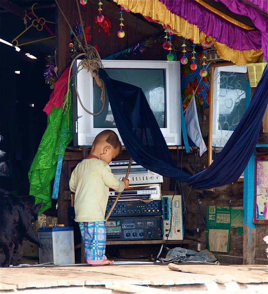 alles auf batteriebetrieb, tonle sap, cambodia 2010