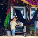 alles auf batteriebetrieb, tonle sap, cambodia 2010