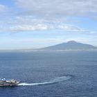 Alles Blau: Blick über den Golf von Neapel auf den Vesuv