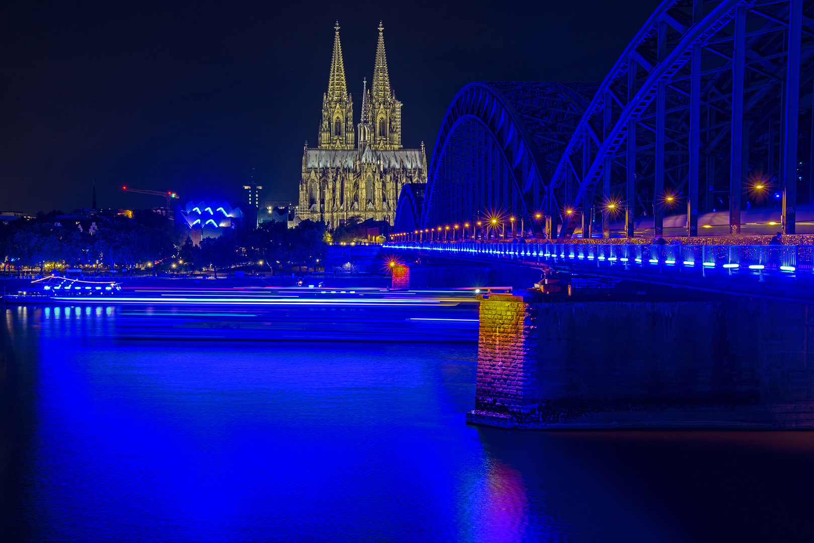 Alle(s) blau - nur der Dom nicht :-)