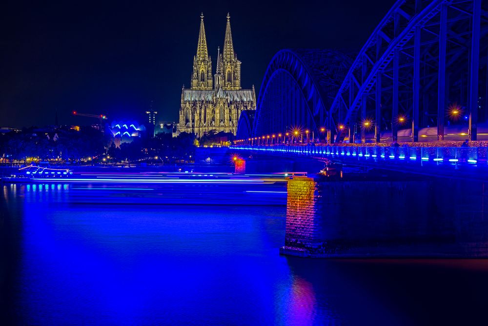 Alle(s) blau - nur der Dom nicht :-)