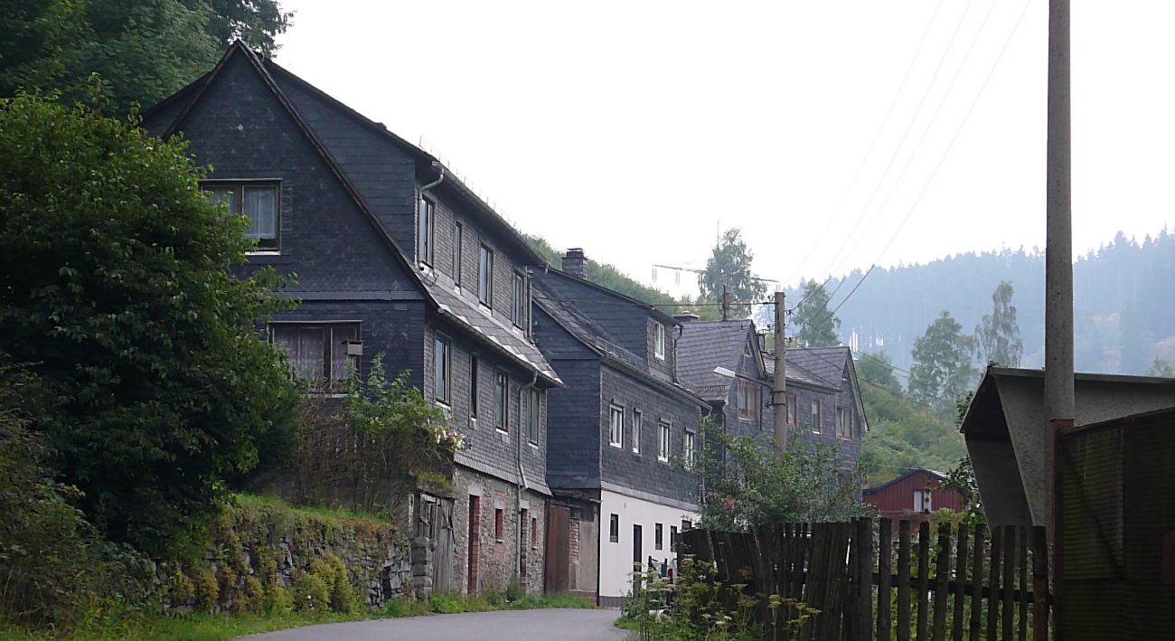 Alles Schiefer - Straßenszene aus Wurzbach