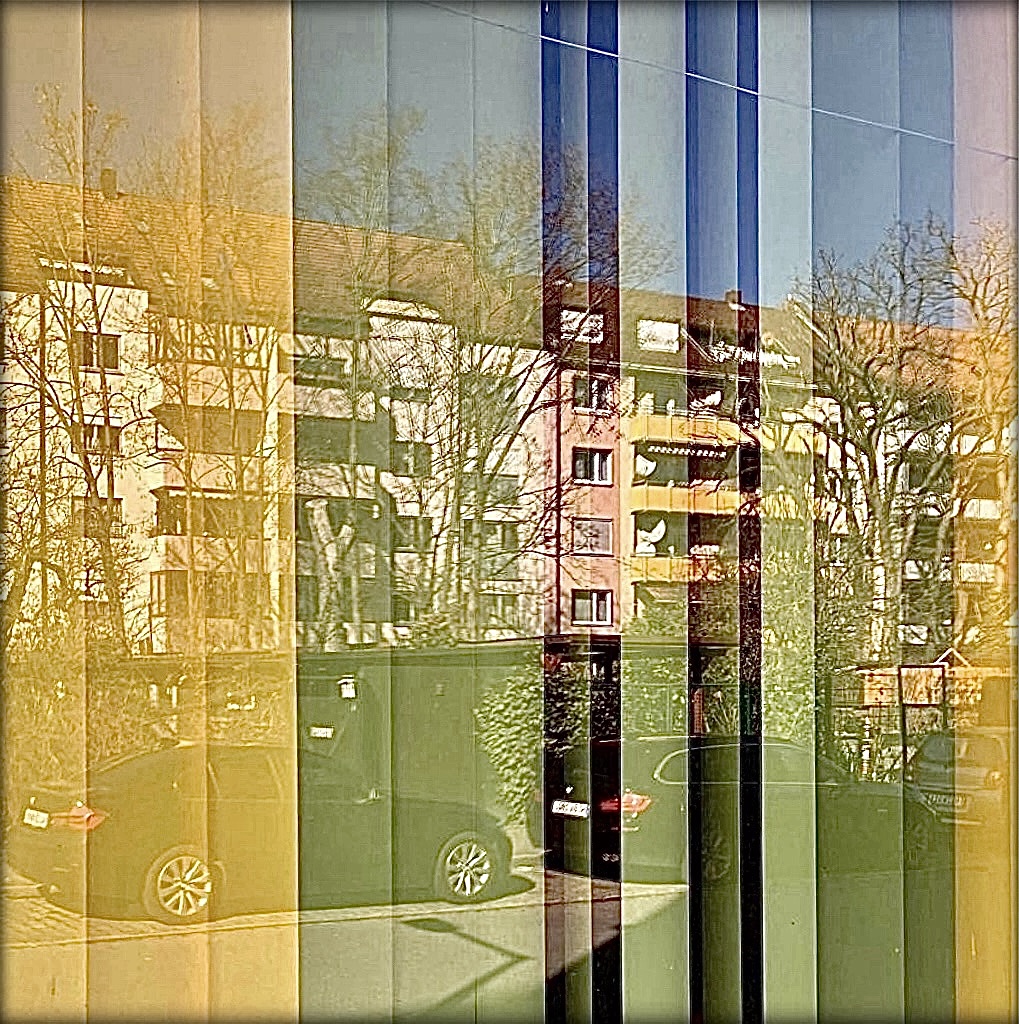 Alles spielt sich vor dem Schaufenster ab