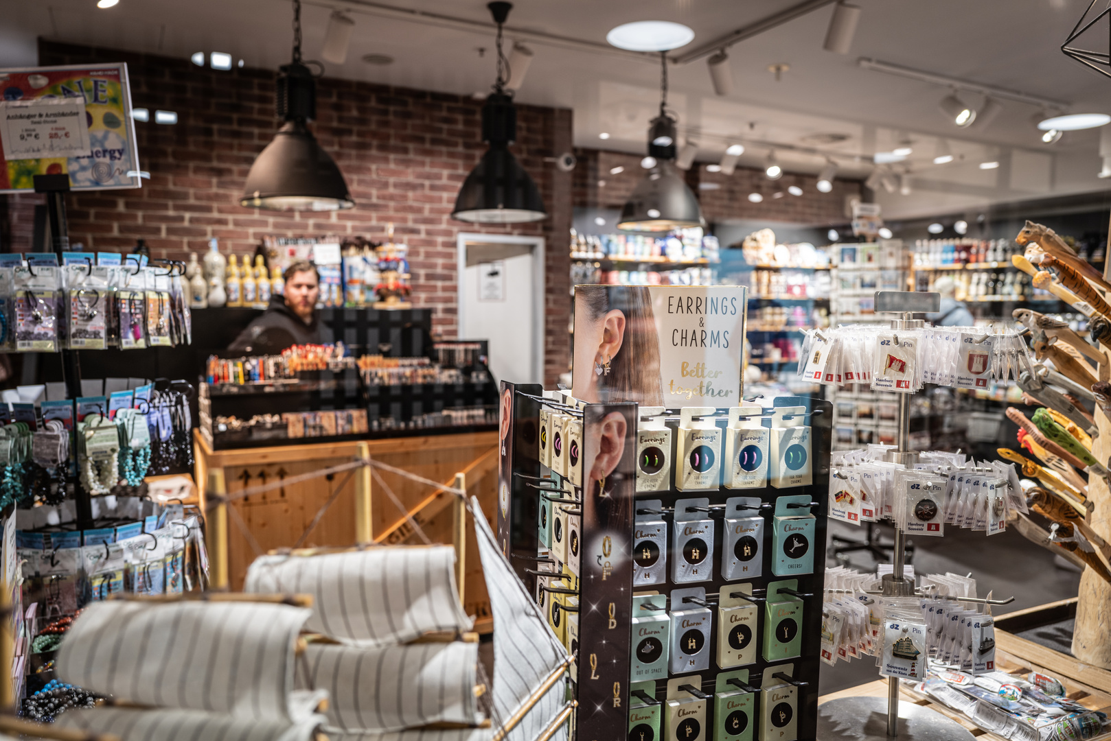 Alles was das Herz begehrt, Souvenir-Shop im Hamburg Hbf Foto & Bild
