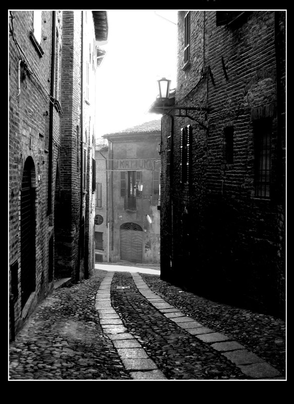 Alley in the medieval town of Castell'Arquato