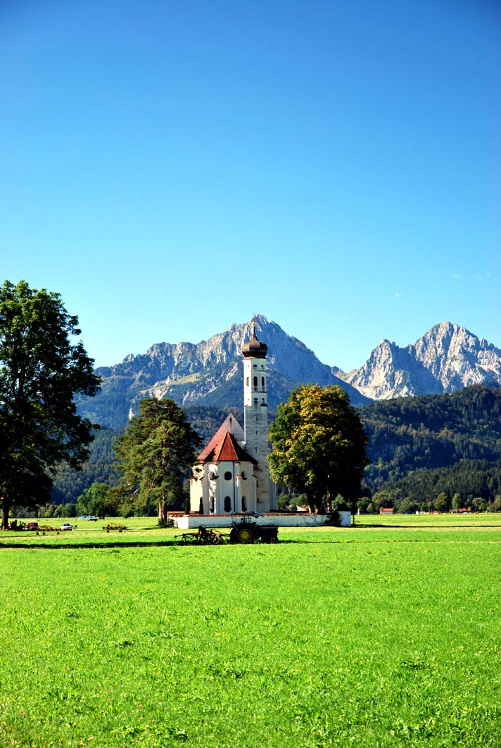 Allgäu, alleinstehende Kirche vor Bergkulisse