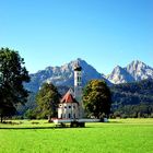 Allgäu, alleinstehende Kirche vor Bergkulisse