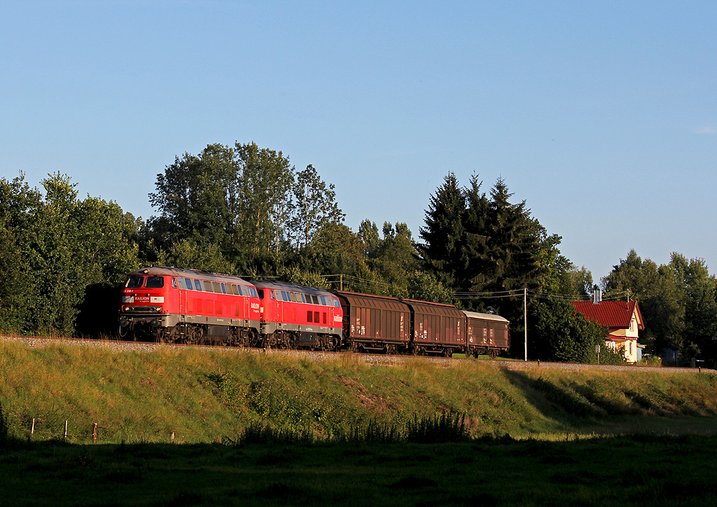 Allgäu: Mini-Güterzug im Abendlicht