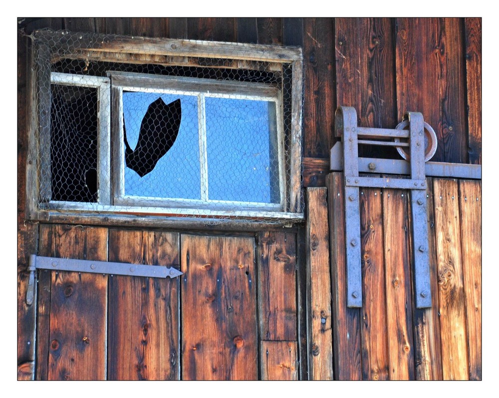 Allgäu: Scheunenfenster mit Himmel