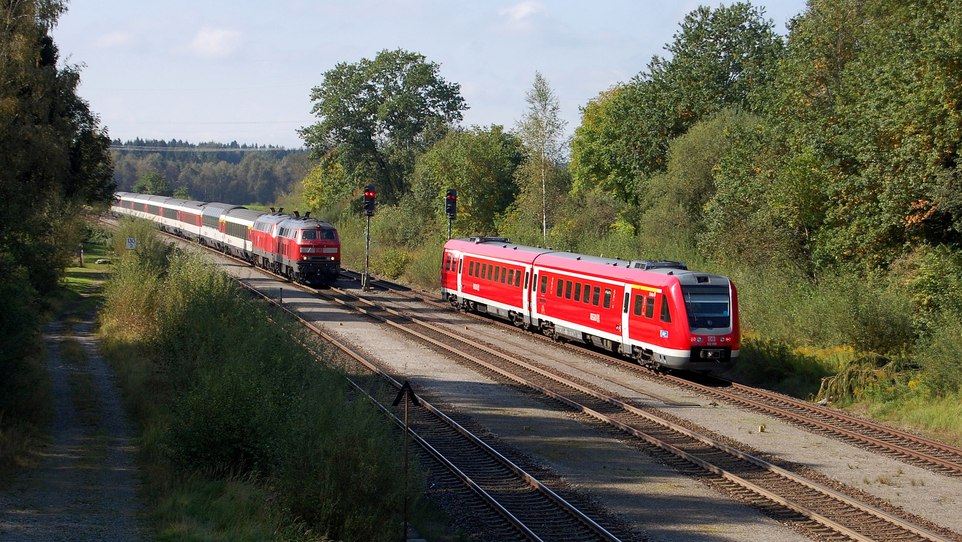 Allgäubahn  mit EC 195 kreuzt in Hergatz den RE von Memmingen nach Lindau 25.9.2017