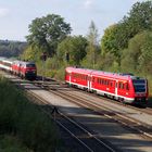 Allgäubahn  mit EC 195 kreuzt in Hergatz den RE von Memmingen nach Lindau 25.9.2017