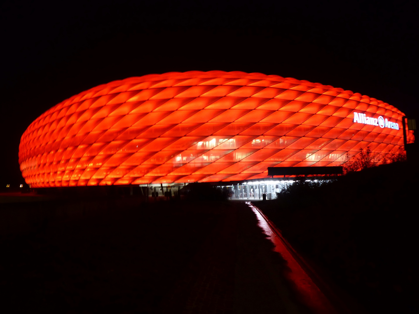 Allianz Arena bei Nacht...1