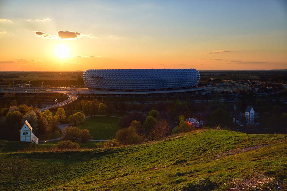Allianz Arena im Abendkleid der Sonne