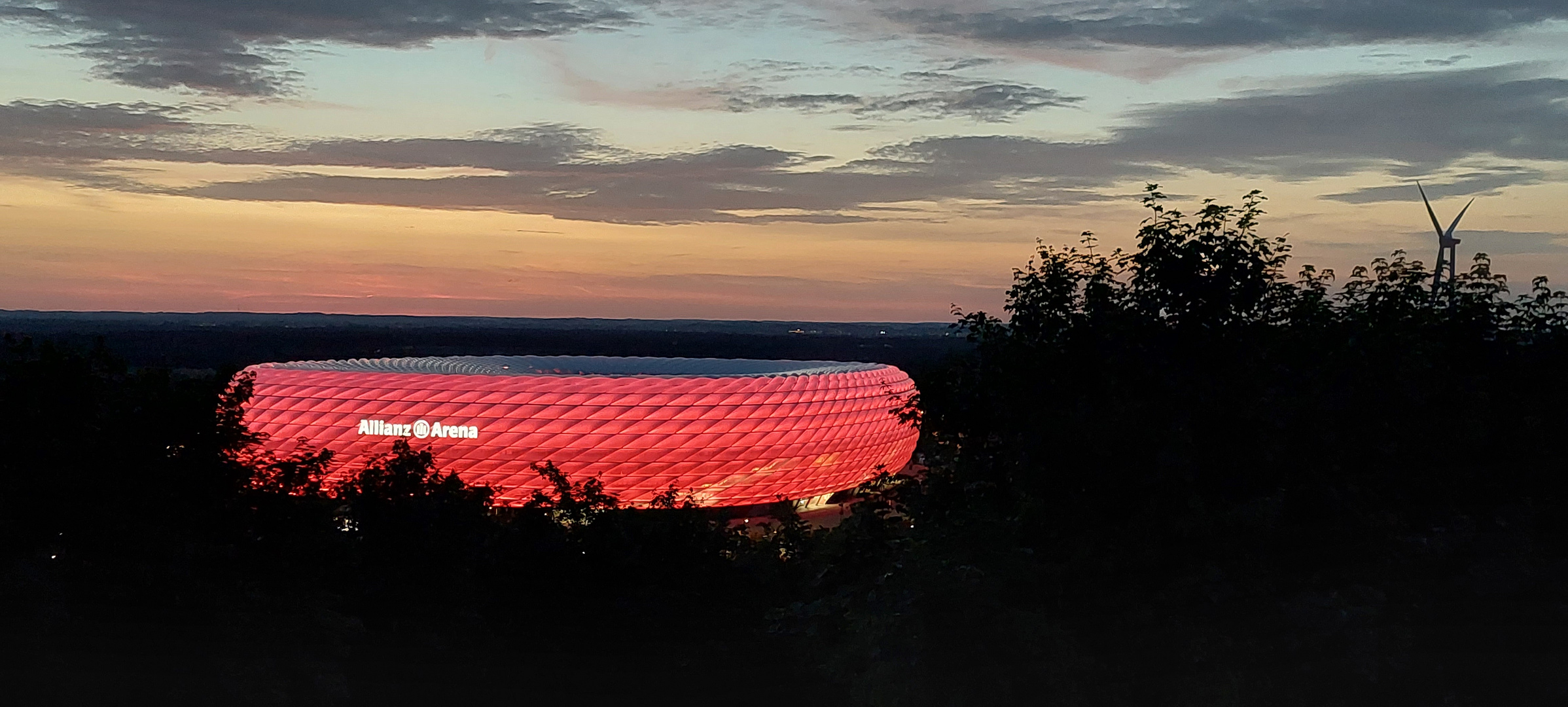 Allianz Arena kurz nach Sonnenuntergang 