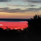 Allianz Arena kurz nach Sonnenuntergang 