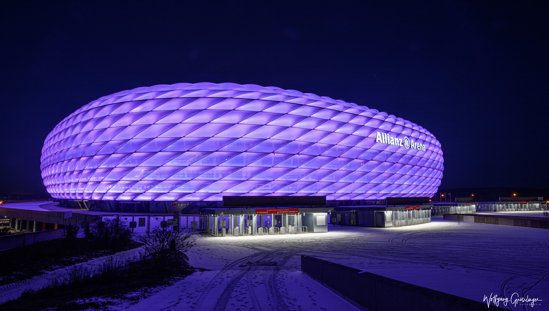 Allianz-Arena leuchtet in Lila