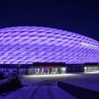 Allianz-Arena leuchtet in Lila