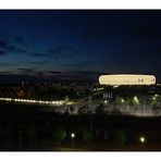 Allianz Arena mit Vorplatz bei Nacht
